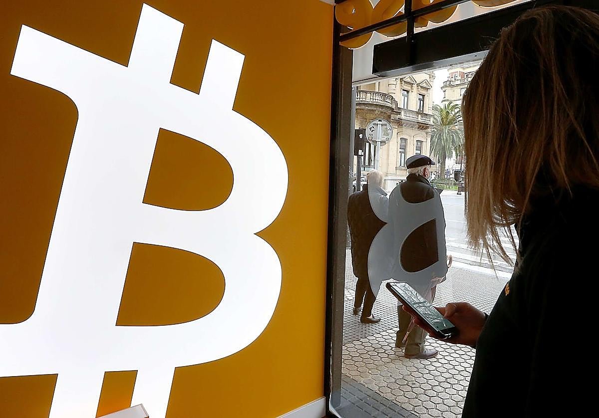 Una usuaria de criptomonedas realiza operaciones en un establecimiento especializado de San Sebastián.