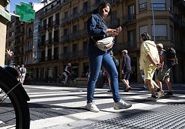 Critica Antxon: «Me ha producido enfado ver que en la obra recién terminada de la calle Easo se han dejado sin nivelar los pasos de cebra, dejando un bordillo de 2 centímetros entre la acera y la calzada. Eso indica una falta total de empatía hacia las personas con movilidad reducida de los técnicos de ETS y el Ayuntamiento. Espero soluciones y que lo tengan en cuenta en las futuras obras del Topo».