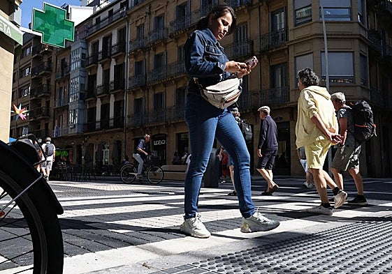 Critica Antxon: «Me ha producido enfado ver que en la obra recién terminada de la calle Easo se han dejado sin nivelar los pasos de cebra, dejando un bordillo de 2 centímetros entre la acera y la calzada. Eso indica una falta total de empatía hacia las personas con movilidad reducida de los técnicos de ETS y el Ayuntamiento. Espero soluciones y que lo tengan en cuenta en las futuras obras del Topo».