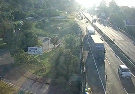 Imagen del tráfico en la AP-8 en Irun a las 19.00 horas.