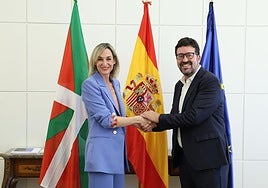 La consejera de Autogobierno, Maria Ubarretxena, junto con el secretario de Estado de Trabajo y Economía Social, Joaquín Pérez Rey.