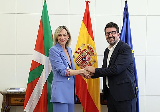 La consejera de Autogobierno, Maria Ubarretxena, junto con el secretario de Estado de Trabajo y Economía Social, Joaquín Pérez Rey.