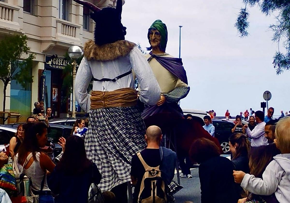 Los gigantes y cabezudos animaron las calles de Gros.