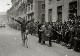 Donostiarras, primero fue la clásica Tolosa-Pamplona-Tolosa. El oñatiarra Ayastuy cruzando la meta delante del restaurante Erbiya.