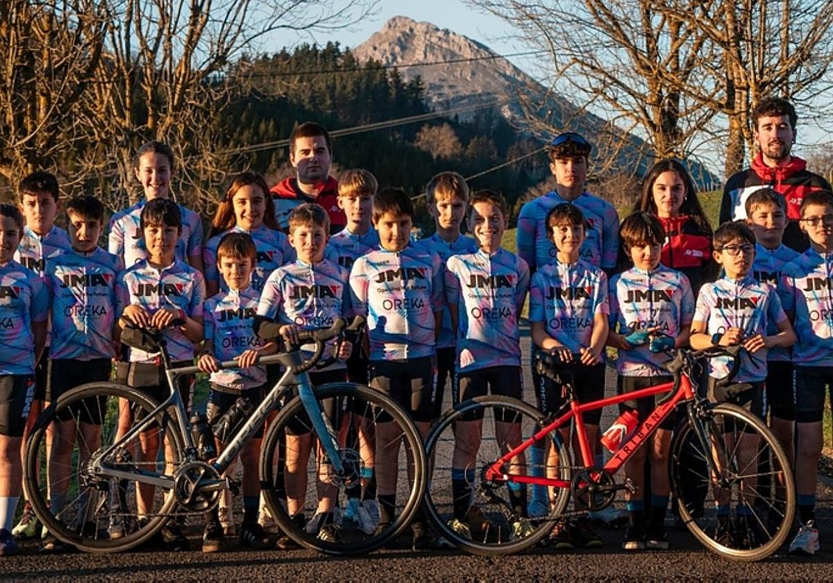 Dorleta taldeko txirrindulari gazteak.