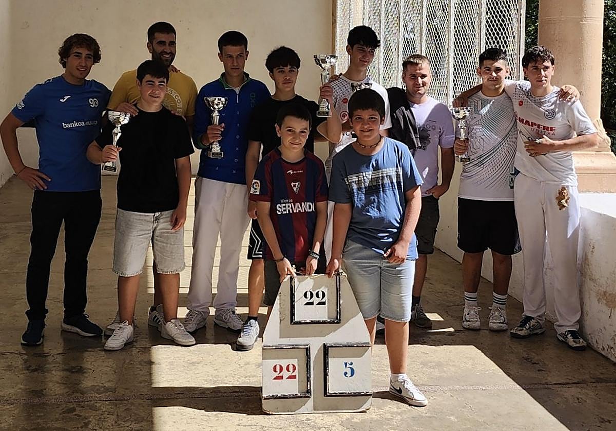Los pelotaris premiados durante la jornada del pasado fin de semana en las fiestas de Arrate.