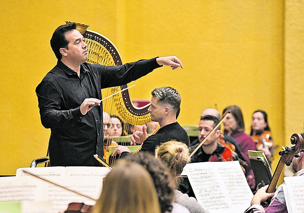 Robert Treviño, en un ensayo con la Euskadiko Orkestra, antes de viajar a Austria y ofrecer una serie de conciertos en Linz y Salzburgo.