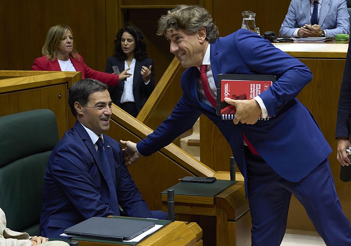 Eneko Andueza salud al lehendakari, este jueves en el Parlamento Vasco.