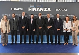 De izquierda a derecha: la presidenta de Adegi, Isabel Busto; el director general de El Diario Vasco, Iñigo Martín; el director general de Elkargi, Zenón Vázquez; el consejero delegado de Repsol, Josu Jon Imaz; el presidente de Elkargi, Lander Artetxe; el presidente de CIE Automotive, Antón Pradera; el diputado foral de Promoción Económica, Unai Andueza; la presidenta de Confebask, Tamara Yagüe, y la directora de Negocios, Eli Ugalde