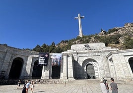 Los dos grandes carteles en los muros de Cuelgamuros.