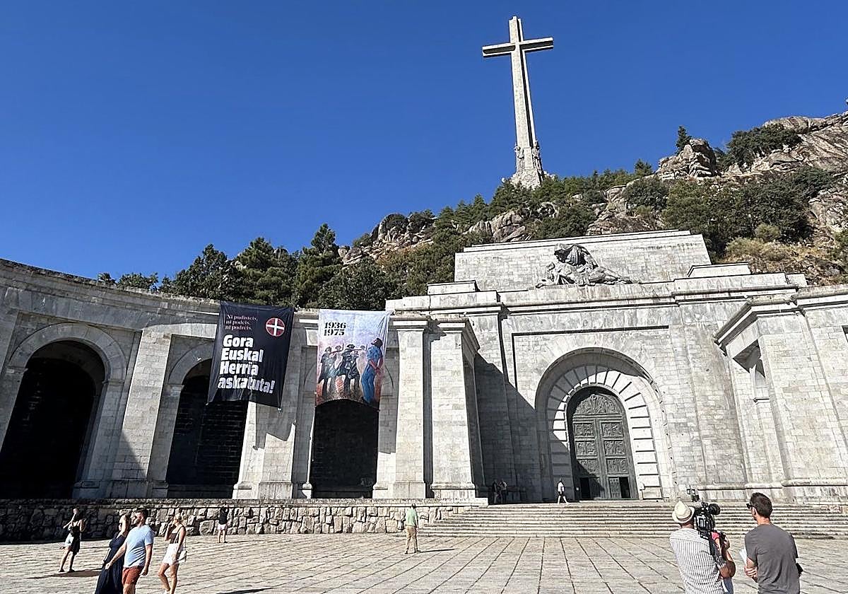 Los dos grandes carteles en los muros de Cuelgamuros.
