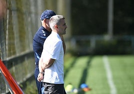 Bretos asiste al entrenamiento junto al coach Imanol Ibarrondo