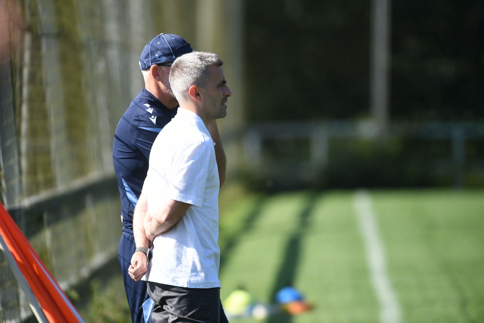 Bretos asiste al entrenamiento junto al coach Imanol Ibarrondo