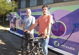 El concejal de obras, servicios y mantenimiento Kepa Urteaga y el de deportes Mikel San Miguel.