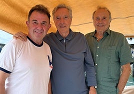 Berasategui, Iñaki Gabilondo y Joan Manuel Serrat el domingo en el muelle donostiarra.