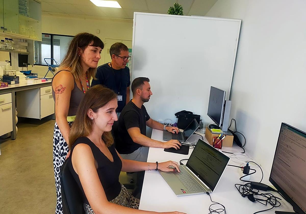 Nora Fernández (de pie) y su equipo de investigación de la Facultad de Medicina.