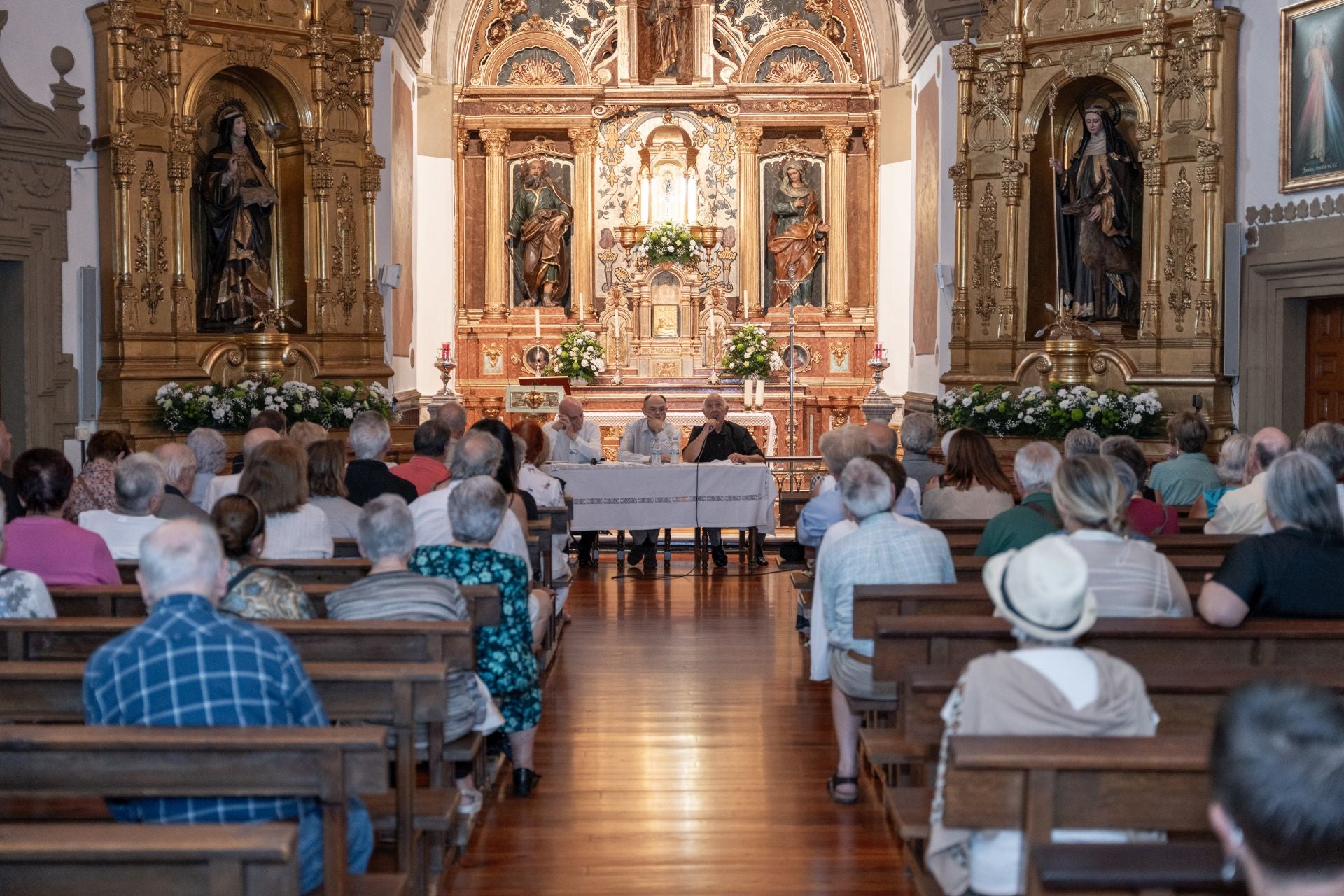 Los actos de conmemoración del 350 aniversario del convento de Brígidas han comenzado este jueves con una mesa redonda en la que participaron el catedrático de Historia José Achón, el humanista cristiano Santos Sarasola y el párroco Félix Garitano. Sarasola explicó el momento histórico en que nació la Institución, Achón hizo un resumen de la familia Oquendo y de cómo construyeron el monasterio y Garitano habló sobre lo que han aportado las monjas al pueblo.