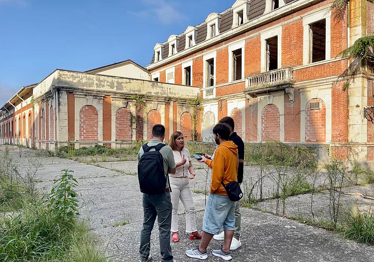 La alcaldesa ha visitado este jueves el edificio de la antigua Aduana.
