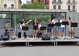 Atotxako Big Combo, grupo de música moderna de la Escuela, actuará en los Porrontxos de Egia el domingo 21 a las 17.00 en la plaza Nueva.