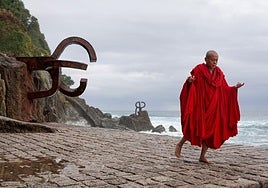 El actor Lee Kang-Sheng, durante el rodaje de 'El caminante' en el Peine del Viento de Donostia.