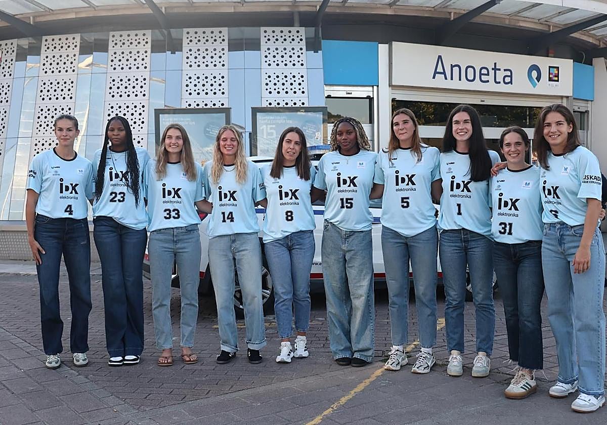 Las jugadoras del IDK Euskotren, frente a la parada del Topo en Anoeta.