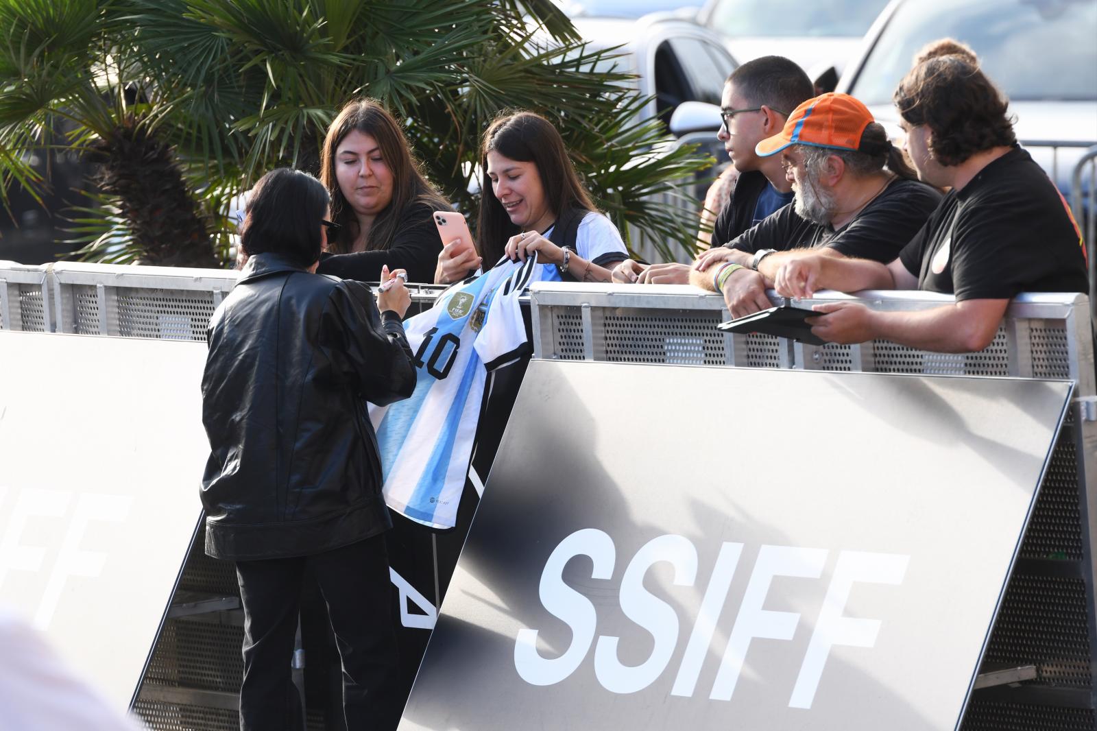Lali Espósito firma una camiseta de la selección de Argentina a su llegada al María Cristina. 