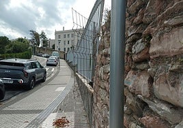Denuncia Aitziber López: «Al terminar el último tramo de escaleras que sube desde el colegio Aldapeta hasta la calle Beloka, hay una reja provisional de una obra que sobresale mucho en la acera. En esa zona escolar pueden pasar niños, distraídos con sus compañeros, y hacerse daño».