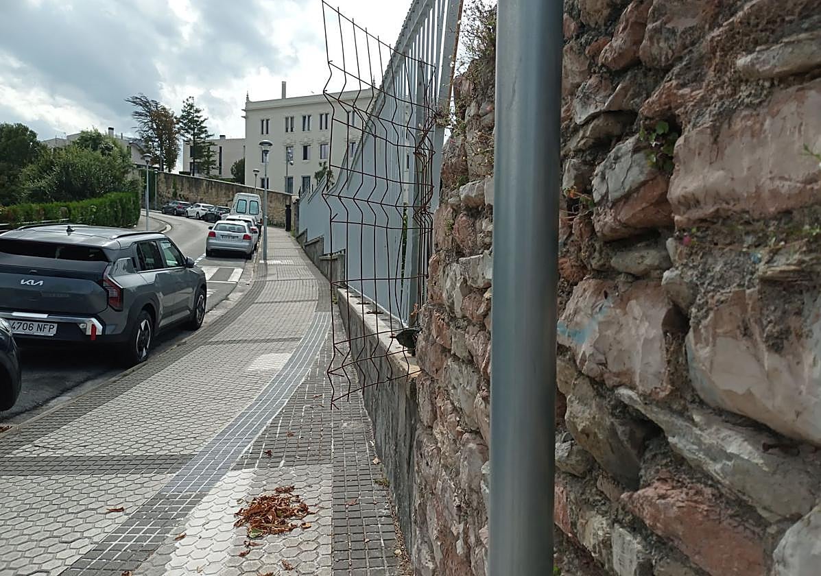 Denuncia Aitziber López: «Al terminar el último tramo de escaleras que sube desde el colegio Aldapeta hasta la calle Beloka, hay una reja provisional de una obra que sobresale mucho en la acera. En esa zona escolar pueden pasar niños, distraídos con sus compañeros, y hacerse daño».