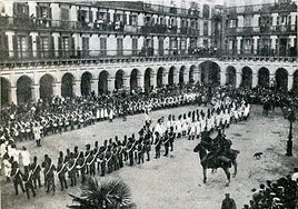 Tamborrada del Centenario en la plaza de la Constitución.