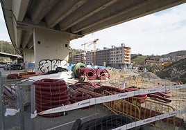 Este espacio del parking se ha utilizado para acopiar todo el material que se ha utilizado en la construcción de la calle Ciudad Jardín.