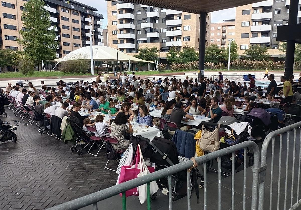Imagen de la comida popular que tuvo lugar el año pasado en la plaza de Erribera.