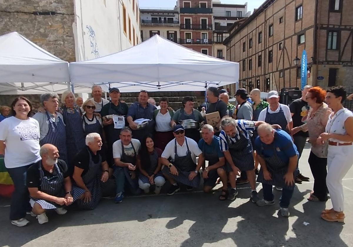 Representantes de las sociedades gastronómicas y los ganadores, con los diferentes premios.
