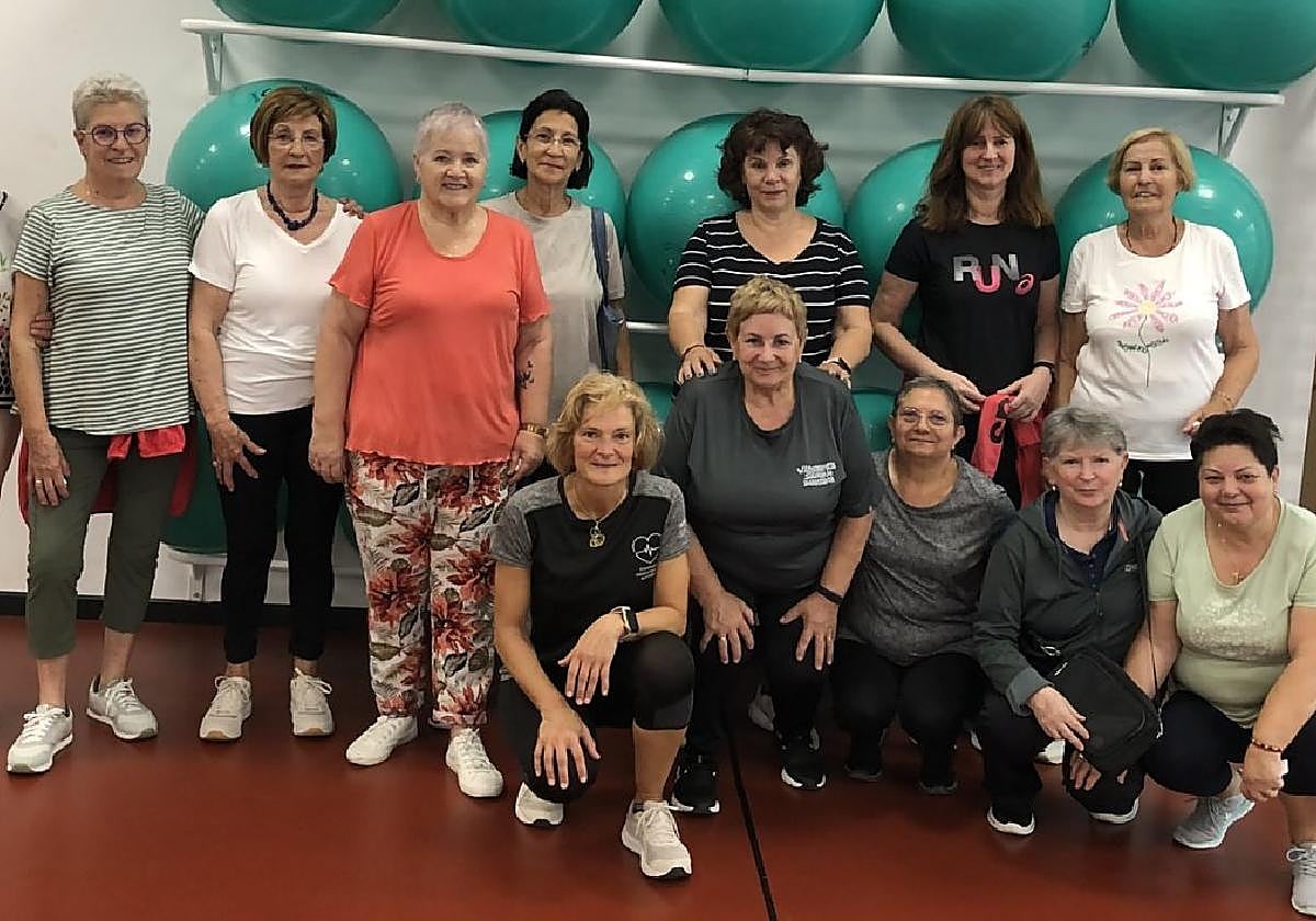 El grupo de marcha nórdica se reúne los martes en Elkargunea para realizar la caminata, y el grupo de Pasira los jueves frente a la biblioteca.