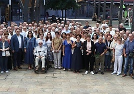 Las personas que asistieron al acto de clausura del 125º aniversario de la Formación Profesional en Elgoibar posan para la foto de familia en el parque de Maala.