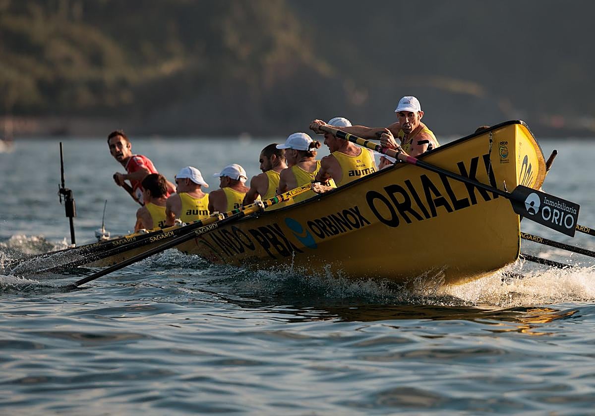 La 'San Nikolas' antes de entrar en la ciaboga durante la disputa de la Bandera de Ondarroa.