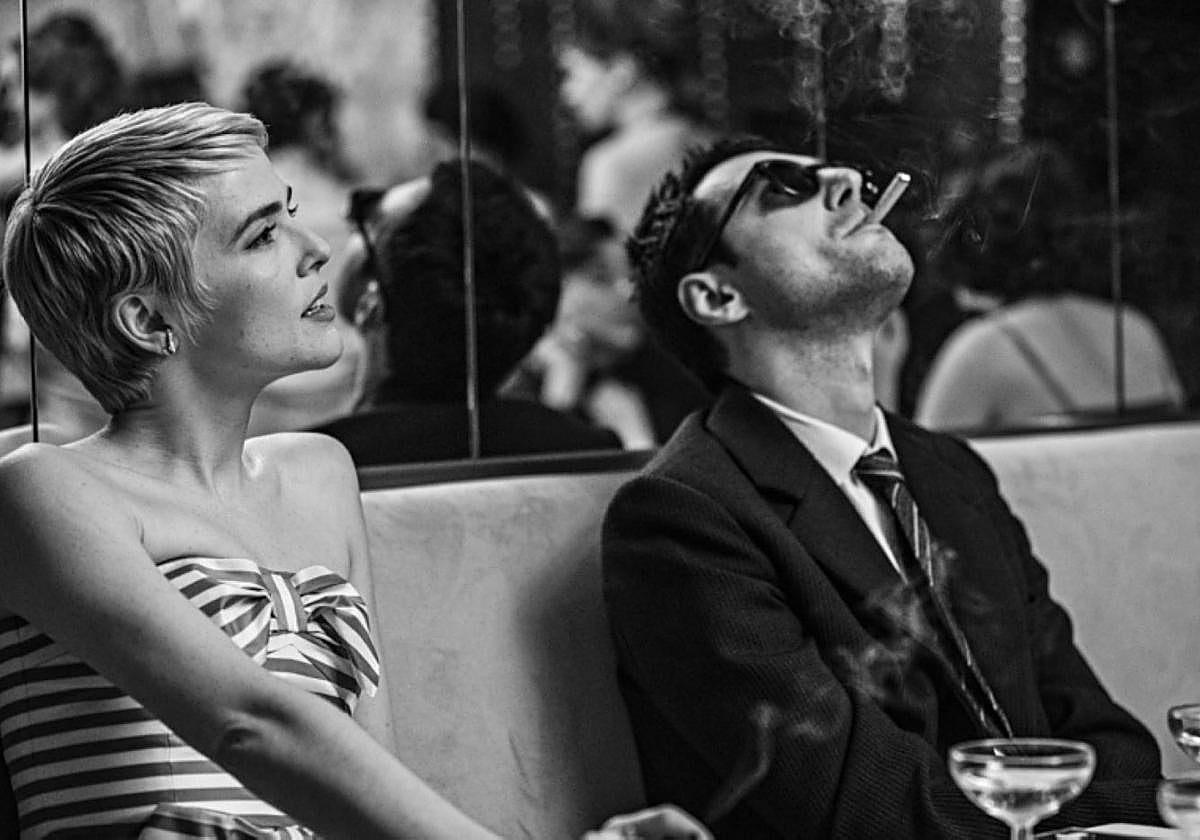 Guillaume Marbeck y Zoey Deutch protagonizan 'Nouvelle Vague'.