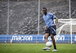 Umar Sadiq golpea el balón en un entrenamiento en Zubieta.