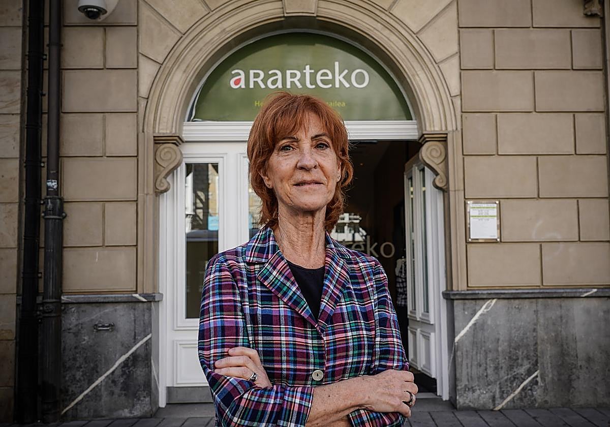 Inés Ibáñez de Maeztu, Ararteko en funciones, ante la sede de la institución en Vitoria.