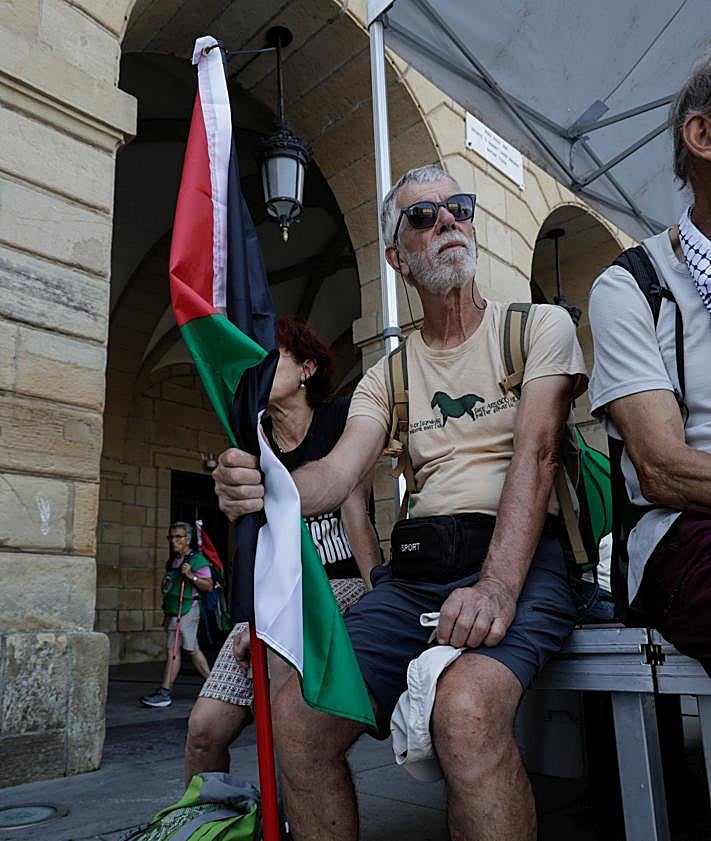 Imagen secundaria 2 - La marcha pro palestina Ibaitik Itxasora llega desde Navarra a Irun