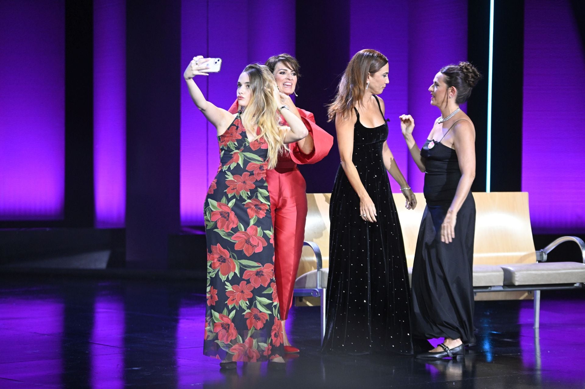 Esther García recibe el premio Donostia en la inauguración del Zinemaldia