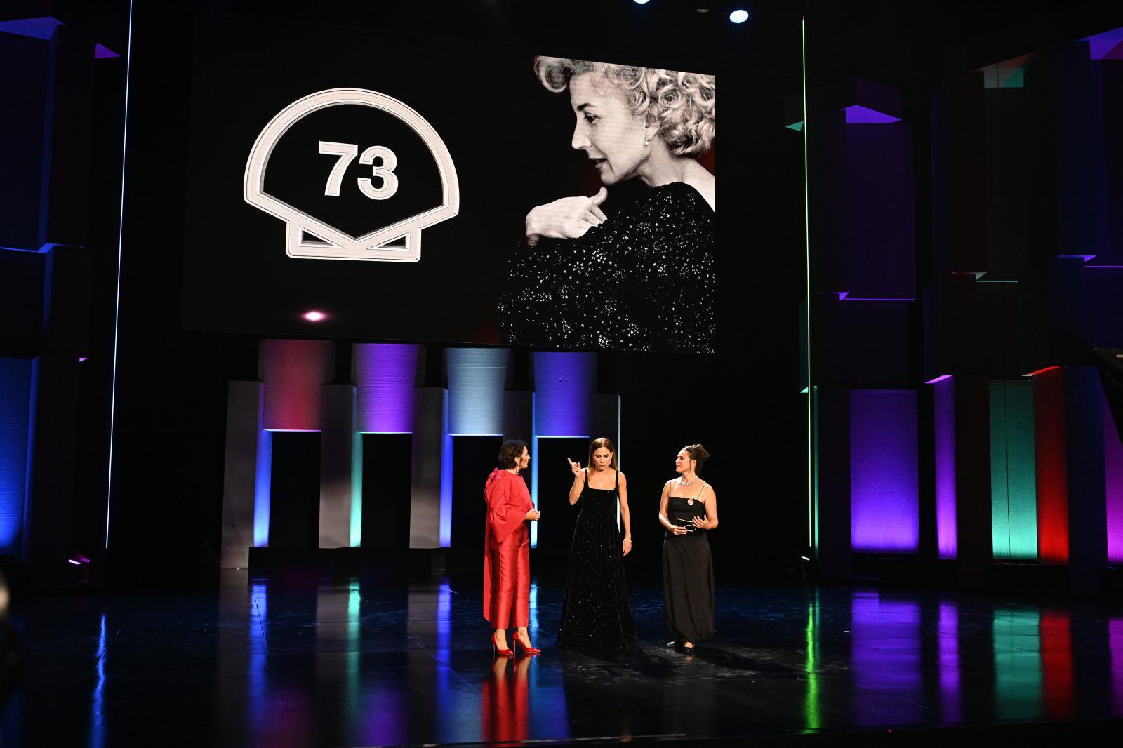 Esther García recibe el premio Donostia en la inauguración del Zinemaldia