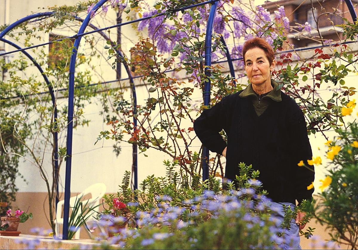 Imagen principal - Lurdes Iriondo haren azken argazkietako batean. Inge Mendioroz eta Idoia Garzes dokumentalgileak. Dokumentaleko kartela. 