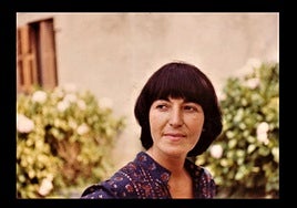 Lurdes Iriondo, promozioko irudi batean. Musikaz harago lan gehiago egin zituela ekarri dute argitara.