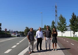 Responsables de la Diputación y el Ayuntamiento en la zona de Galarreta.