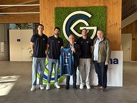 Ondrej Hanzlik, Aitor Zubizarreta, José Ignacio Asensio, Lance Terry y Josean Ibiricu en la sede de Naturklima esta mañana.