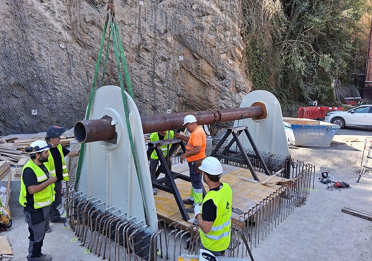 Todo está preparado en la base del ascensor para colocar la estructura vertical