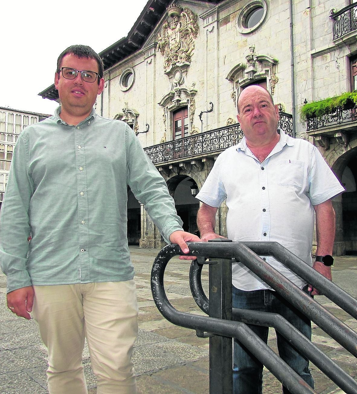 Los concejales Ander Garay y Xabier Arrizabalaga.