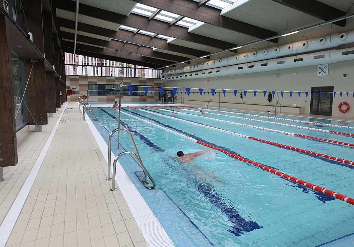 La semana que viene se podrá acceder gratis, entre otras instalaciones, a la piscina del polideportivo de Etxadi.