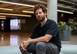 El actor Álvaro Cervantes posa en Tabakalera, justo antes de firmar en el libro de autógrafos de este periódico y entregarse al Zinemaldia como espectador.