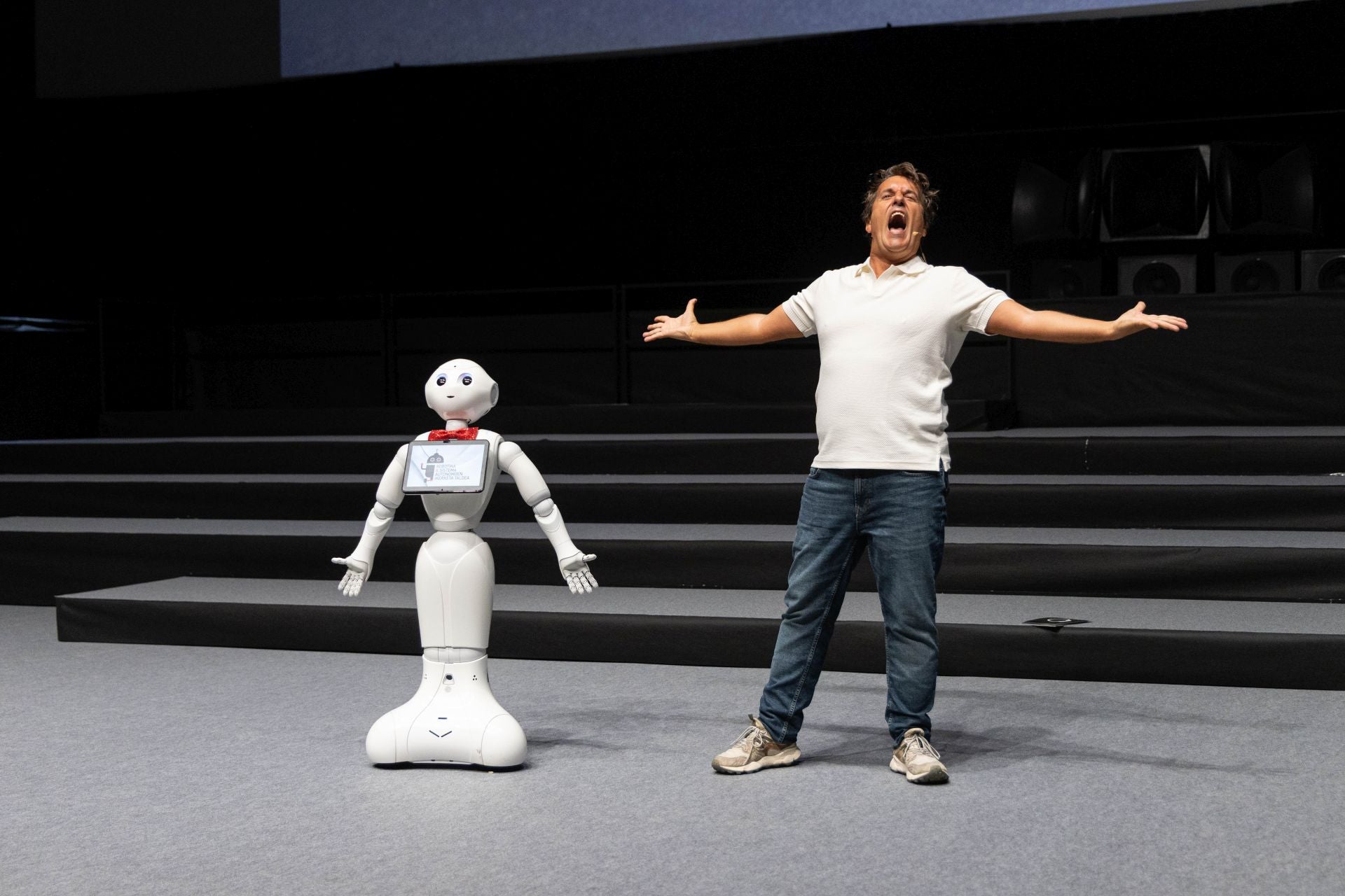 Pepper robot soziala eta Ugaitz Alegria aurkezlea.